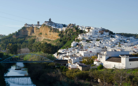 The wonderful town of Arcos de la Frontera is 10 mins away!